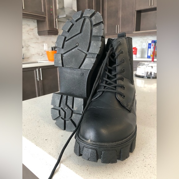 Black boot - Picture 1 of 4